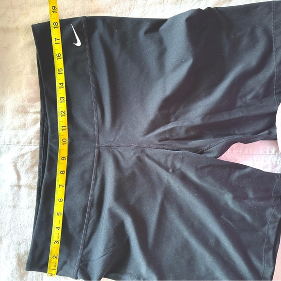Stretchy women’s 2X Nike athletic shorts. Polyester/Spandex. 7” inseam. - Picture 3 of 7